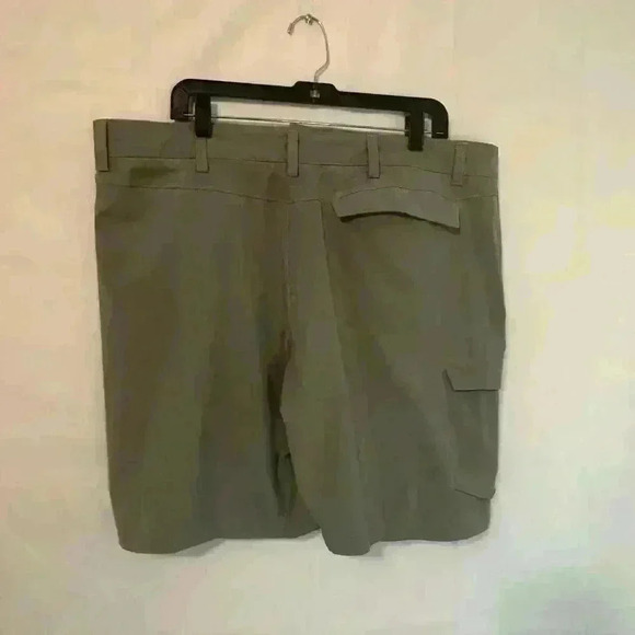 Under Armour Dry‎ Fit Men's Green Shorts Size 40 Loose HeatGear Ultimate Comfort - Picture 4 of 6